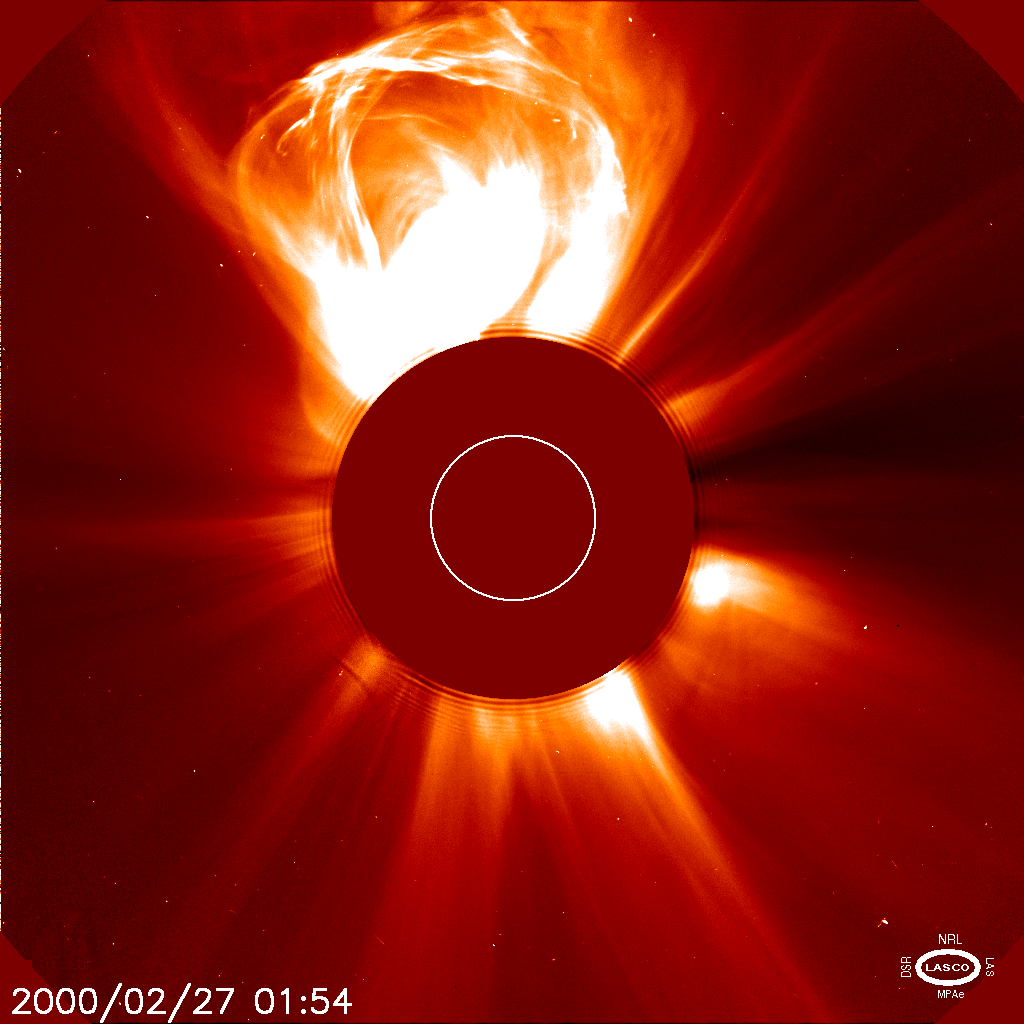 Slika 1 Izbruh koronalne mase Coronal Mass Ejection CME ki ga je posnel Solar Heliospheric Observatory SOHO 27. februarja 2000. 1024x1024 - Včeraj: Močna sončeva nevihta, izmerjen je Kp indeks 7