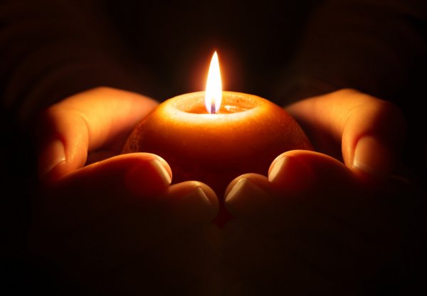 depositphotos 57491911 stock photo prayer candle in hands - Praznik Luči in Božično žito ter o pomembnih močeh starih običajev